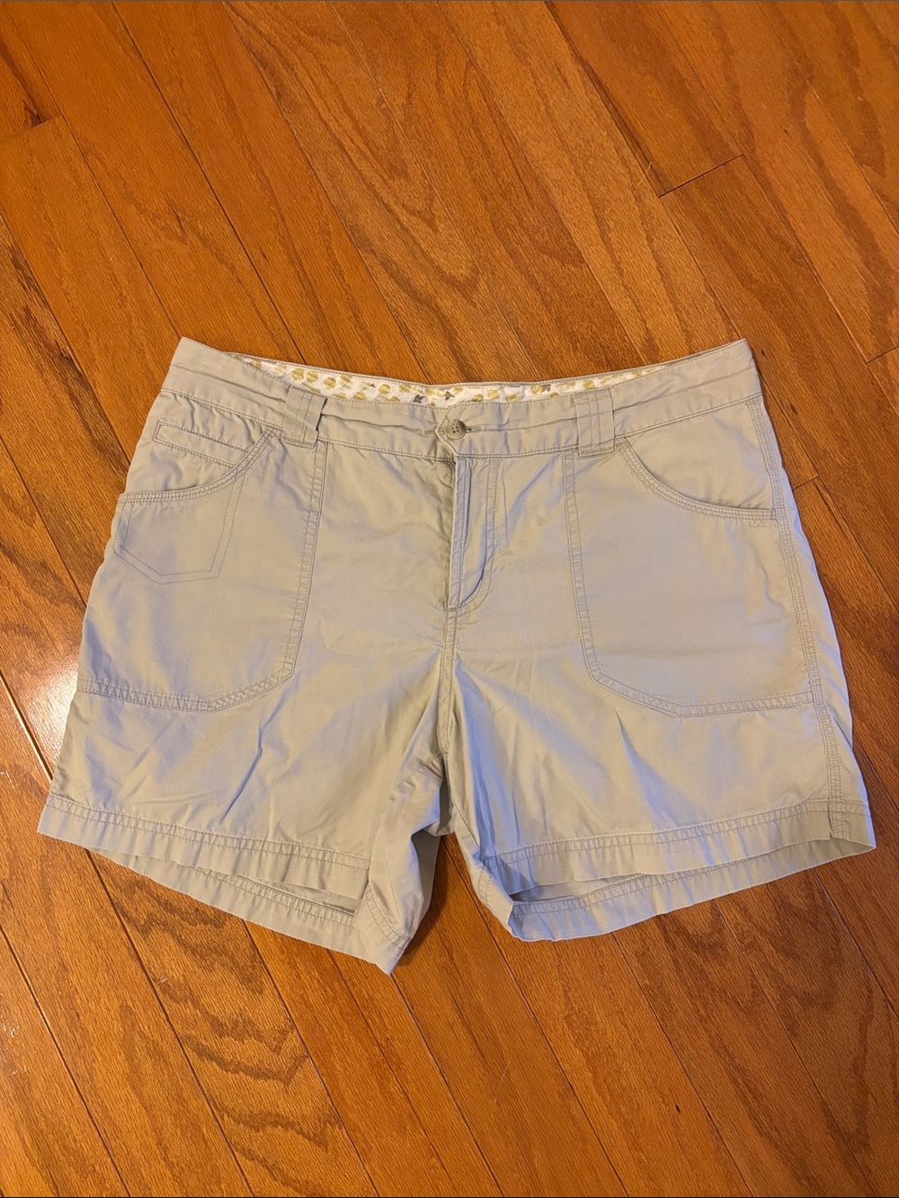 Columbia Women's Khaki Cotton Bermuda Shorts with Front Patch Pockets Sz 12